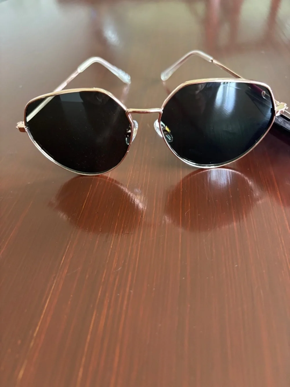 Foster Grant 100% UVA-UVB protect,gold round geometric frame, black lens